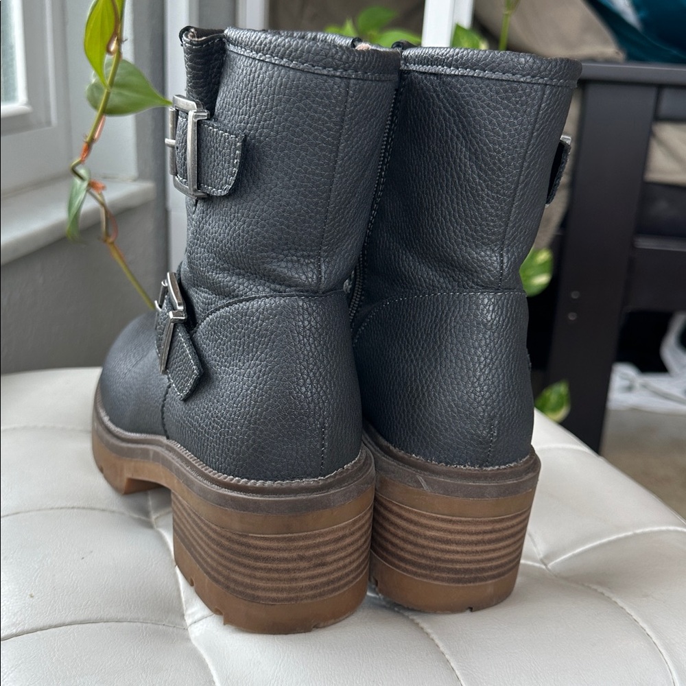 BORN BOC Women’s size 7 Gray Leather Carson Boots with Buckles - Picture 4 of 4
